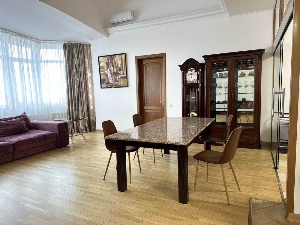Spacious 4-room apartment with panoramic Dnipro view in Pechersk district