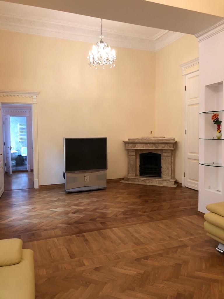 Spacious 2-bedroom apartment with separate rooms and large kitchen