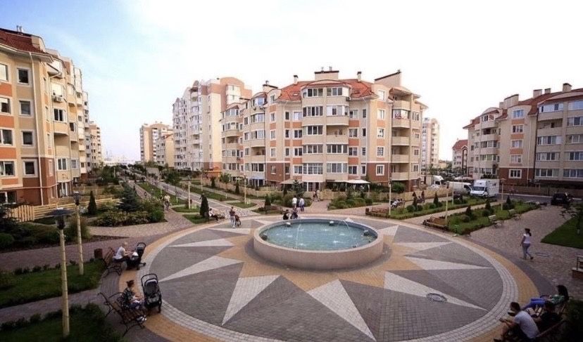 1-Room Apartment in Petrivsky Quarter, Brick Building, 2nd Floor