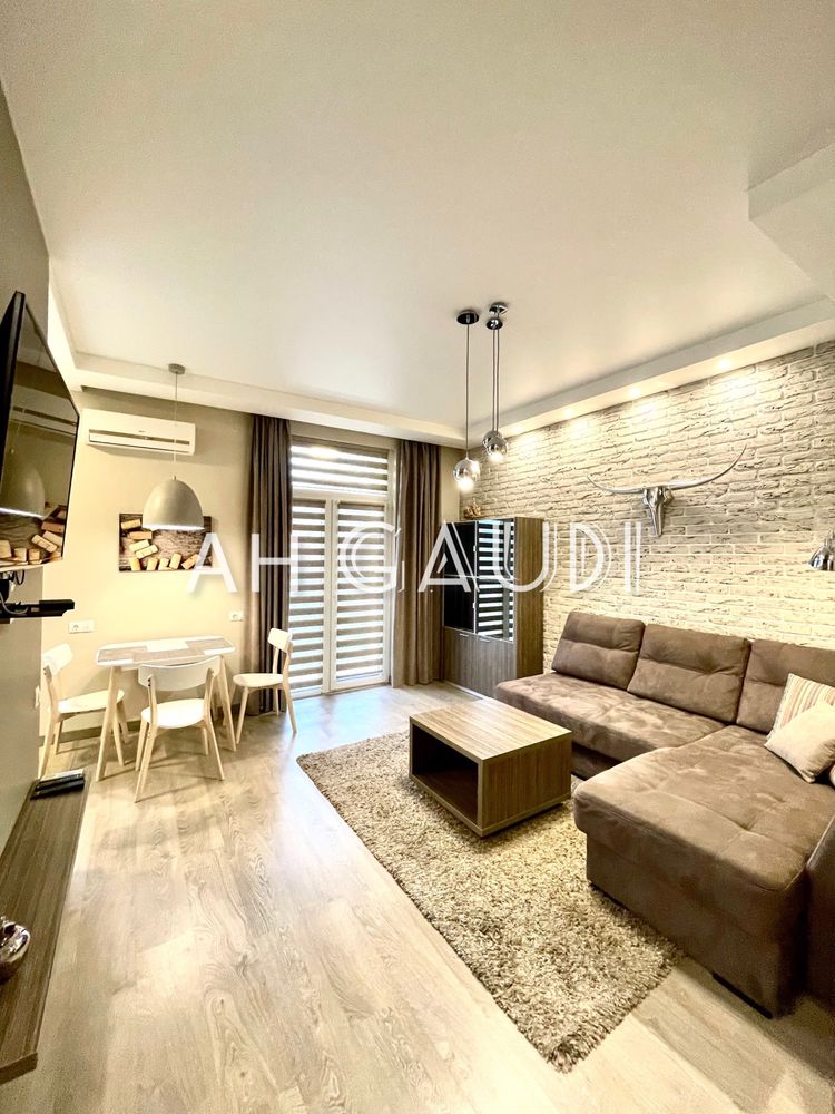 Cozy Furnished Apartment in City Center with Park View