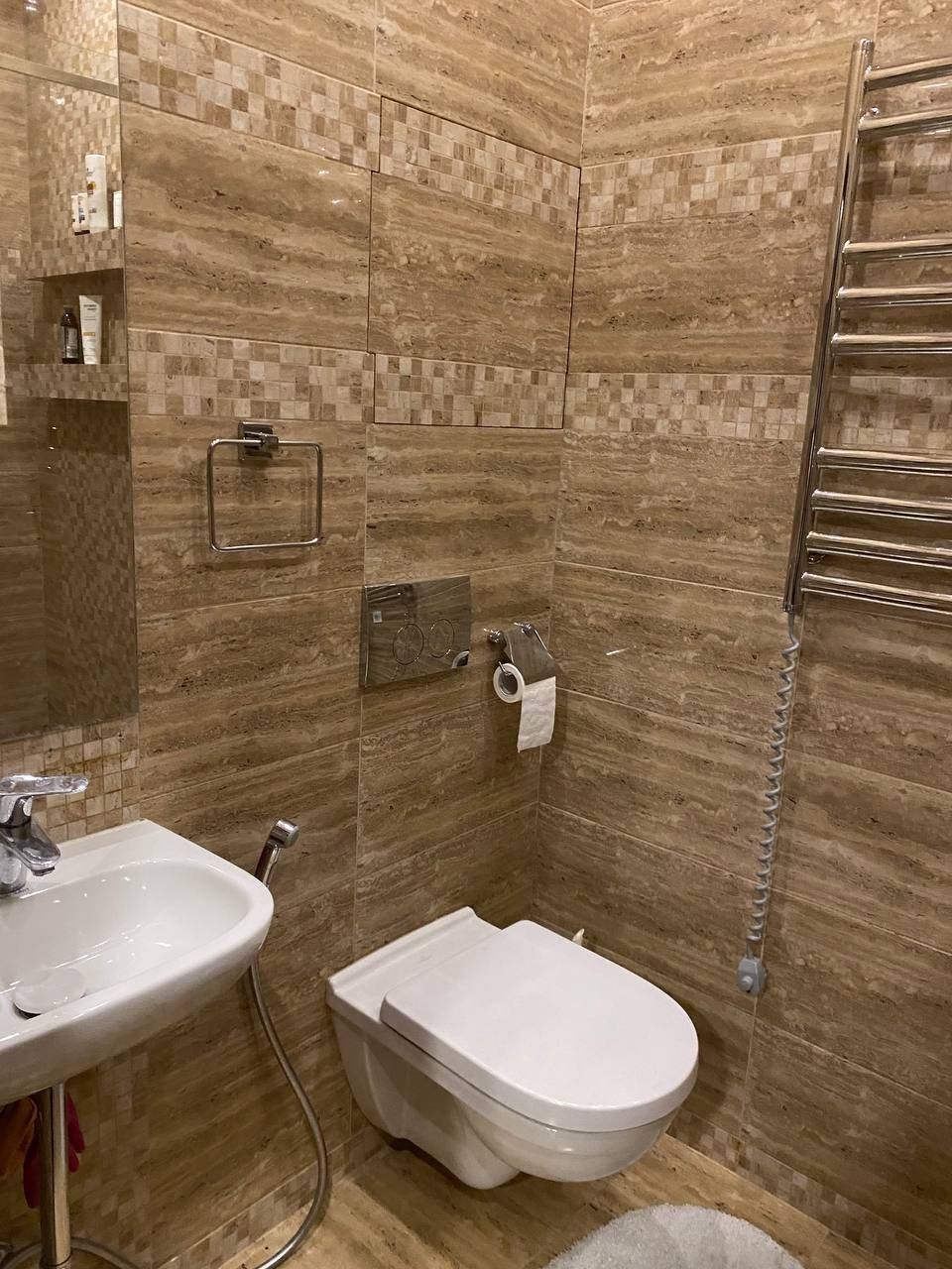 Spacious 3-Room Apartment with City and River View in Obolon Residential Complex