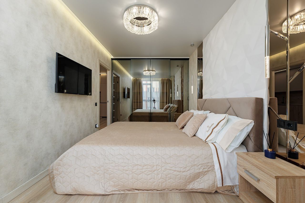 Modern 1-Bedroom Apartment with Designer Renovation