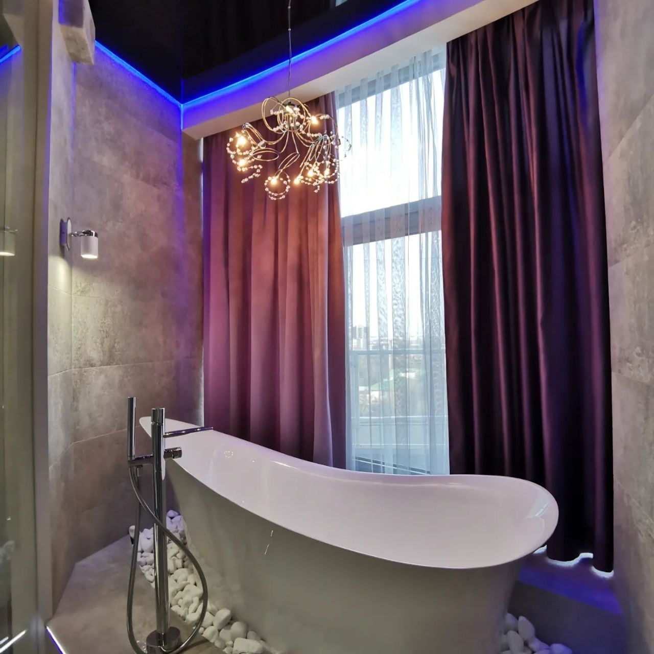 Spacious 4-Bedroom Family Apartment in City Center with Pool and Terrace