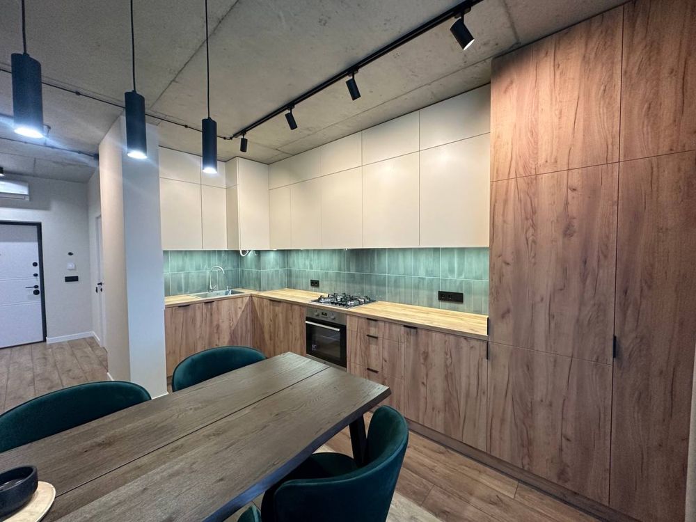 1-Bedroom Apartment with Designer Renovation near J. Washington Area