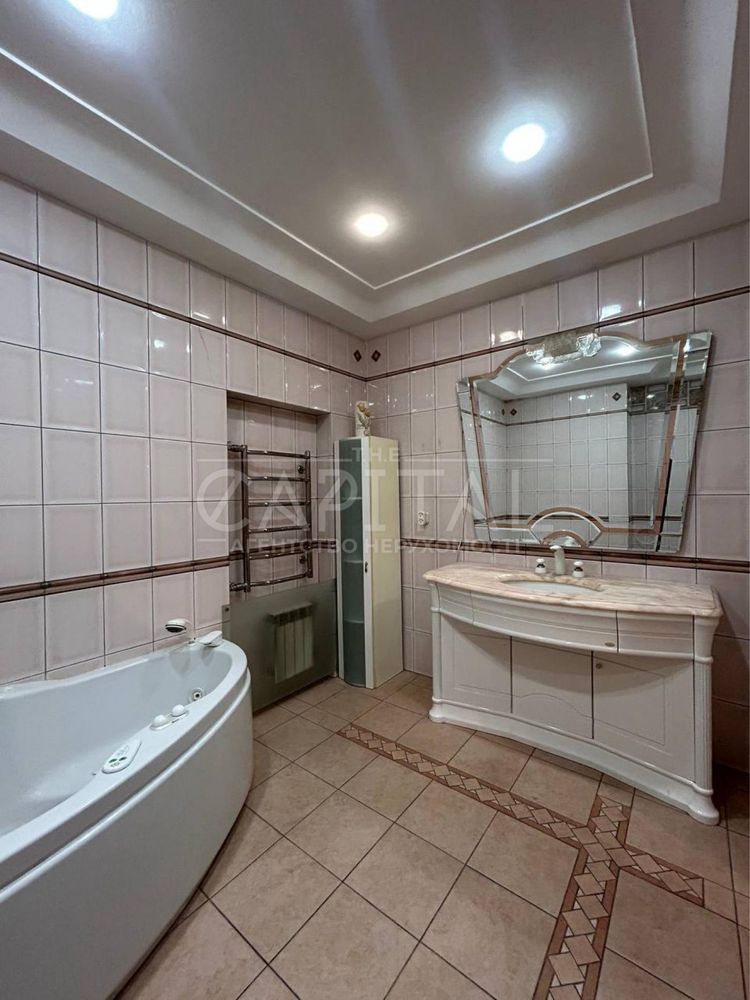 Spacious 4-Room Apartment near Zvyrynetska Metro in Pechersk District