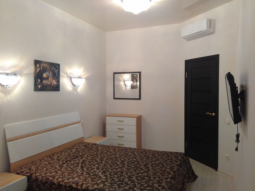 Modern 1-Bedroom Apartment with City Panorama