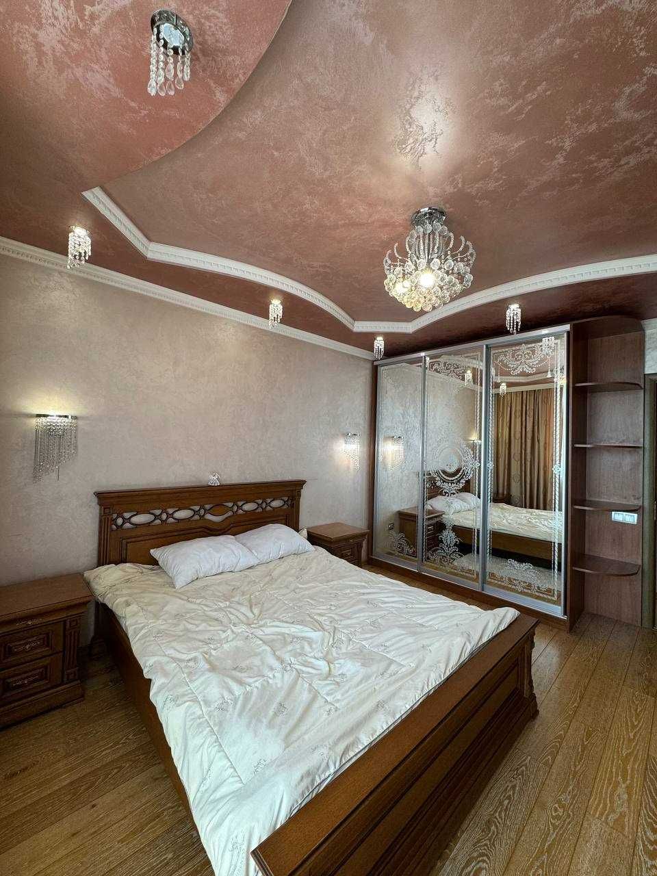 2-Room Apartment on Brativ Mikhnovskykh Street, New Building with City View