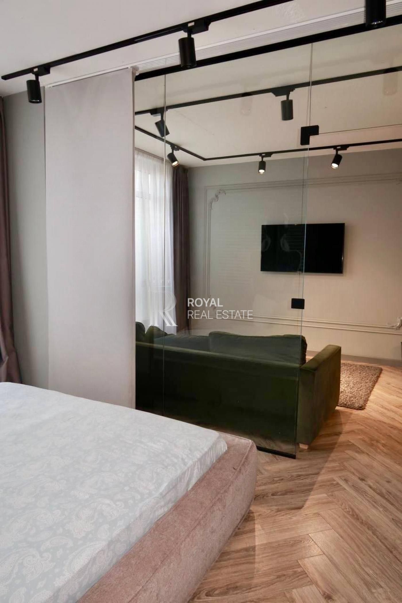 Designer Two-Bedroom Apartment in Pidvysotskyi Complex, Near Zverinetska Metro