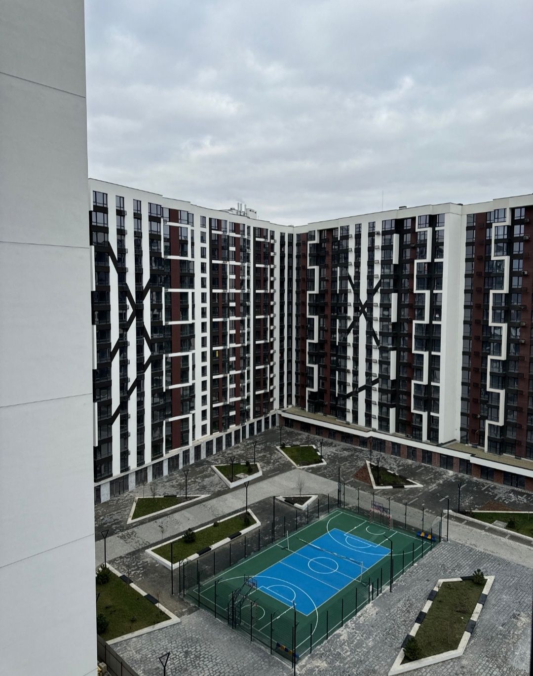 Cozy One-Bedroom Apartment in Manhattan Complex Near City Center and Lake
