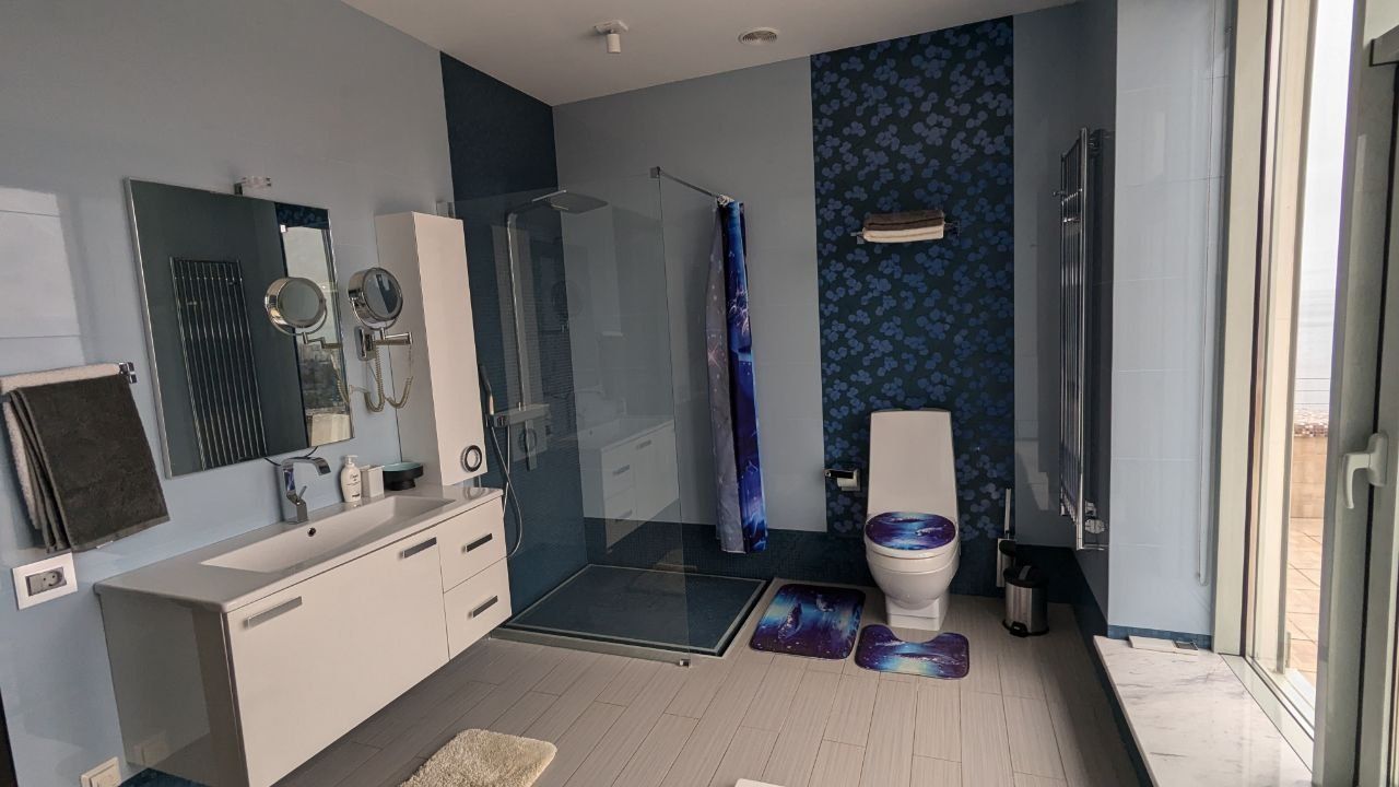 Spacious Apartment with Sea View at French Boulevard