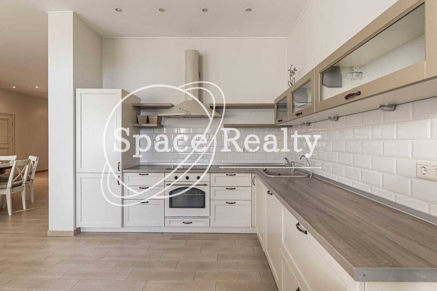 3-Bedroom Designer Apartment in Novopecherski Lipki Complex