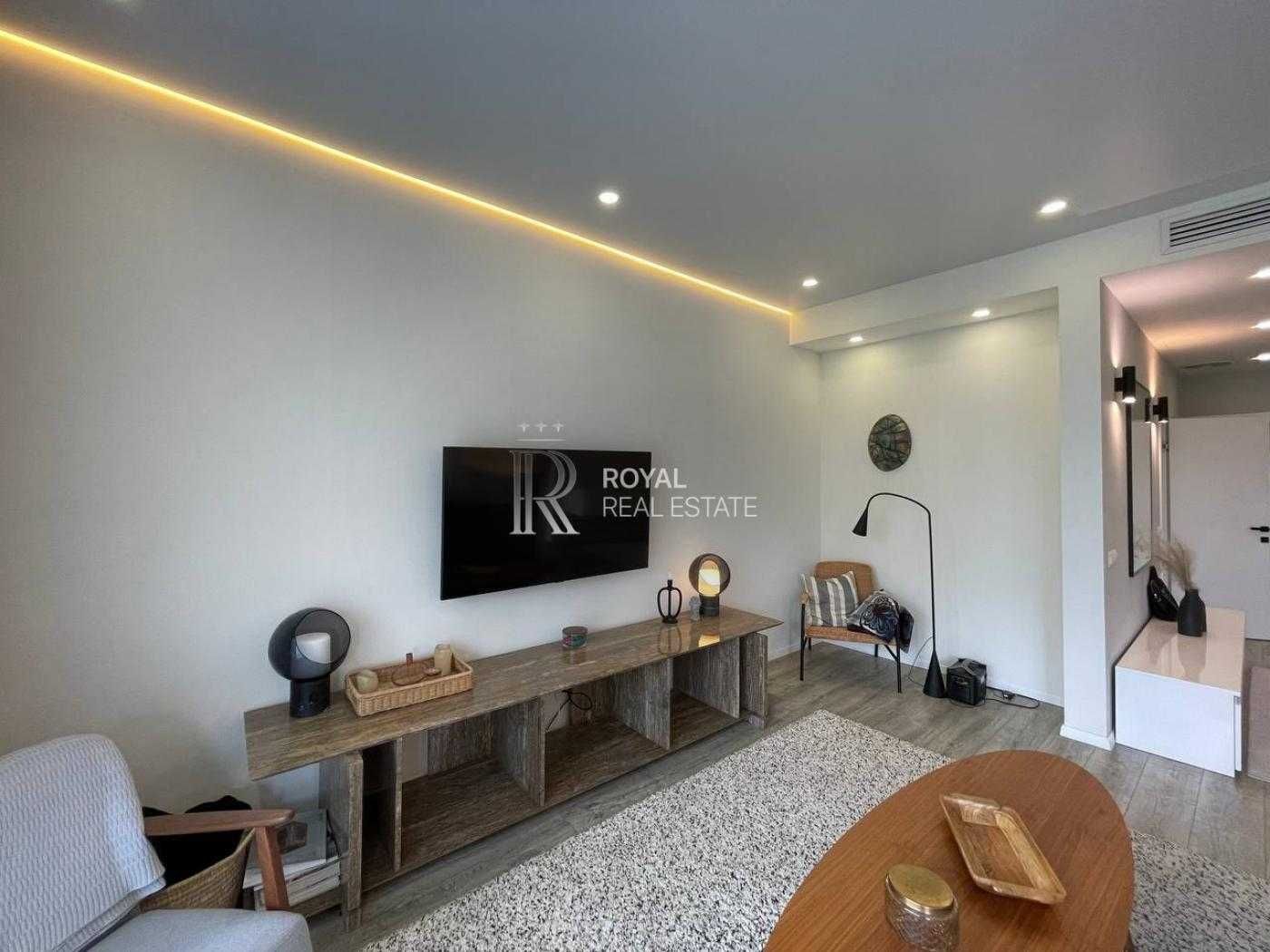 Spacious 2-bedroom apartment with designer renovation near Livoberezhna metro