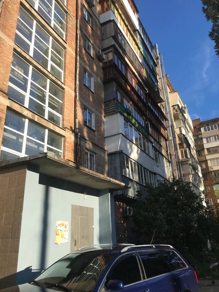 Spacious 2-Room Apartment in Central Kyiv with Balcony and City View