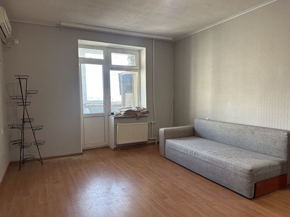 1-Room Apartment on Parkova Street, Brick Building, 10th Floor