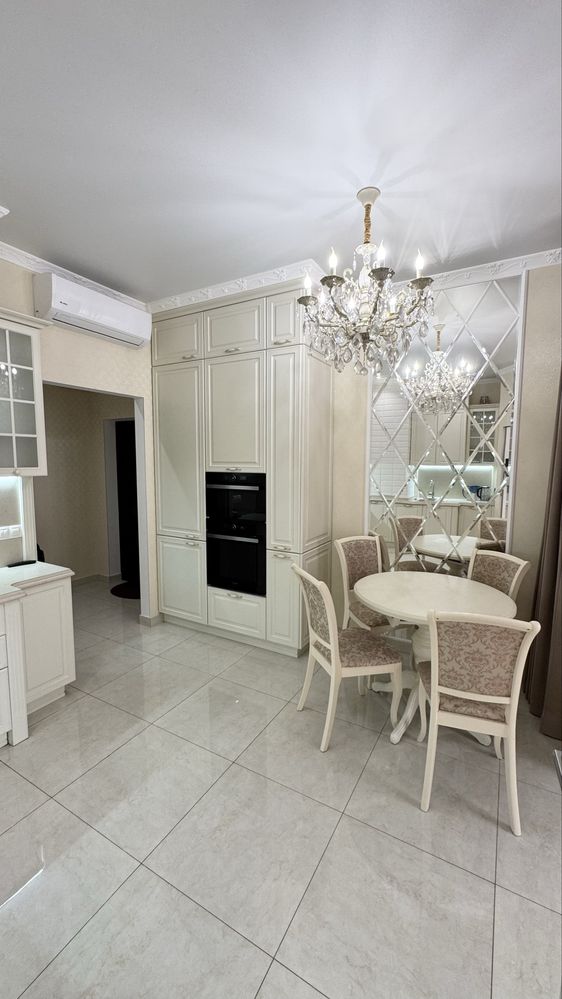 Bright apartment in 8 Zhemchuzhina complex with sea view and balcony