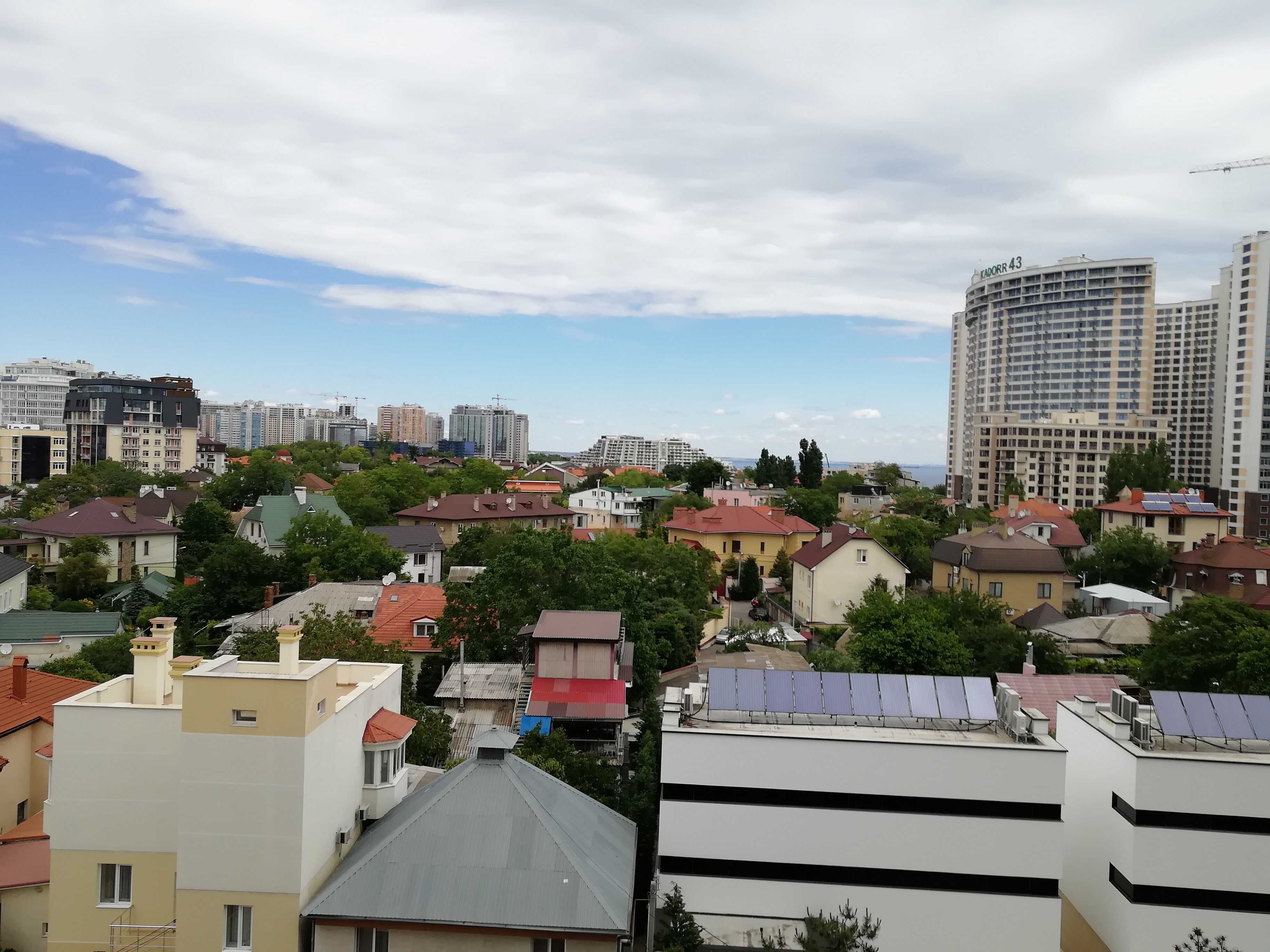 Жастар паркі мен Аркадия маңындағы теңіз көрінісі бар кең пәтер
