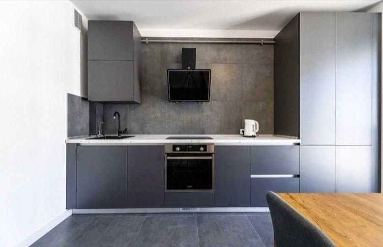 Spacious 2-bedroom apartment with renovation on Maloholoskivska Street