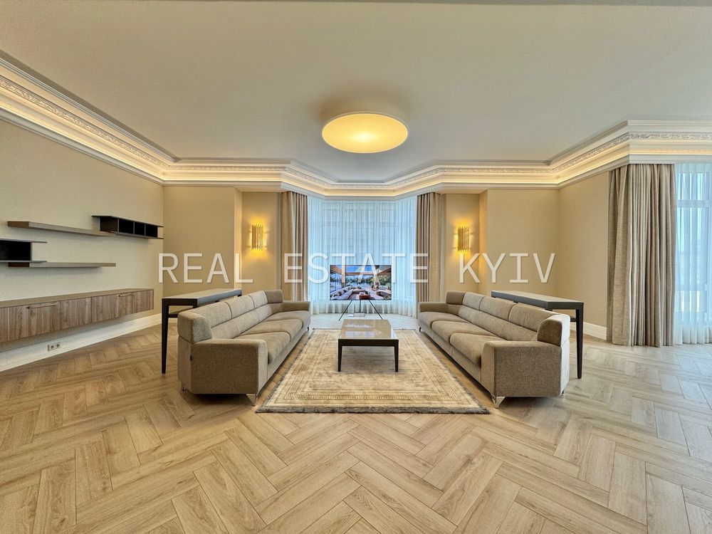 Spacious 4-bedroom apartment with designer renovation near Mariinsky Park