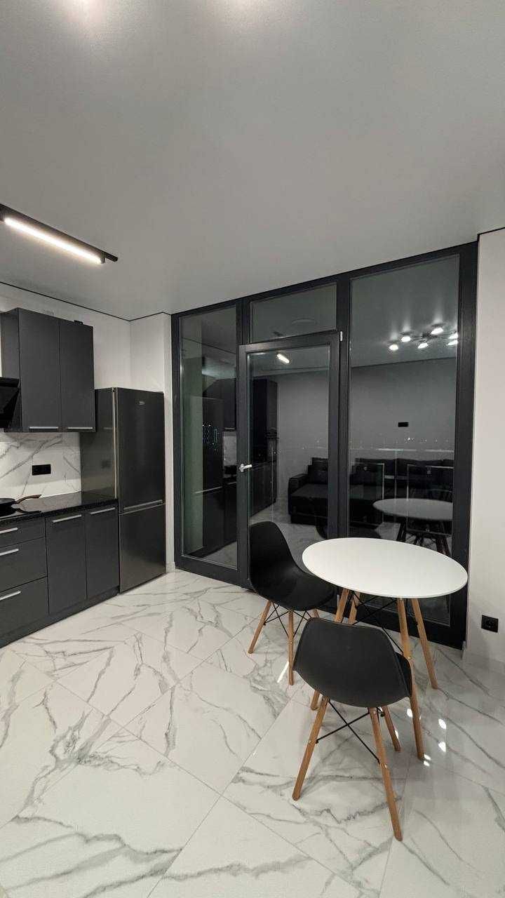Stylish Spacious Apartment with City Lake View in Gydropark Deluxe Complex