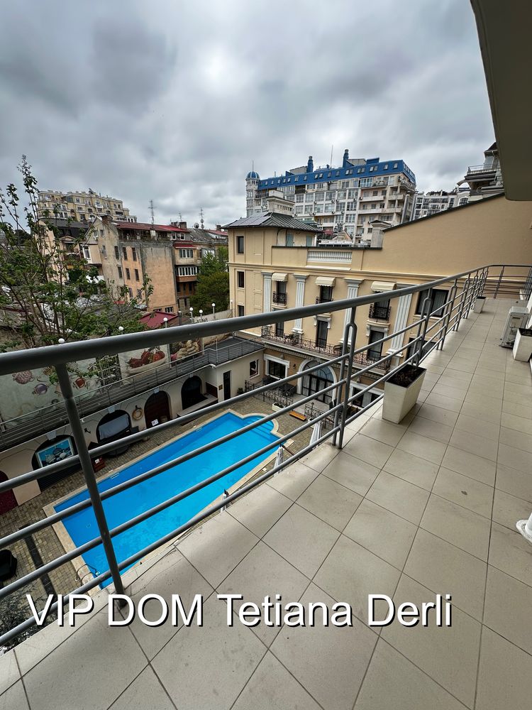 Spacious 2-bedroom apartment on French Boulevard with pool access