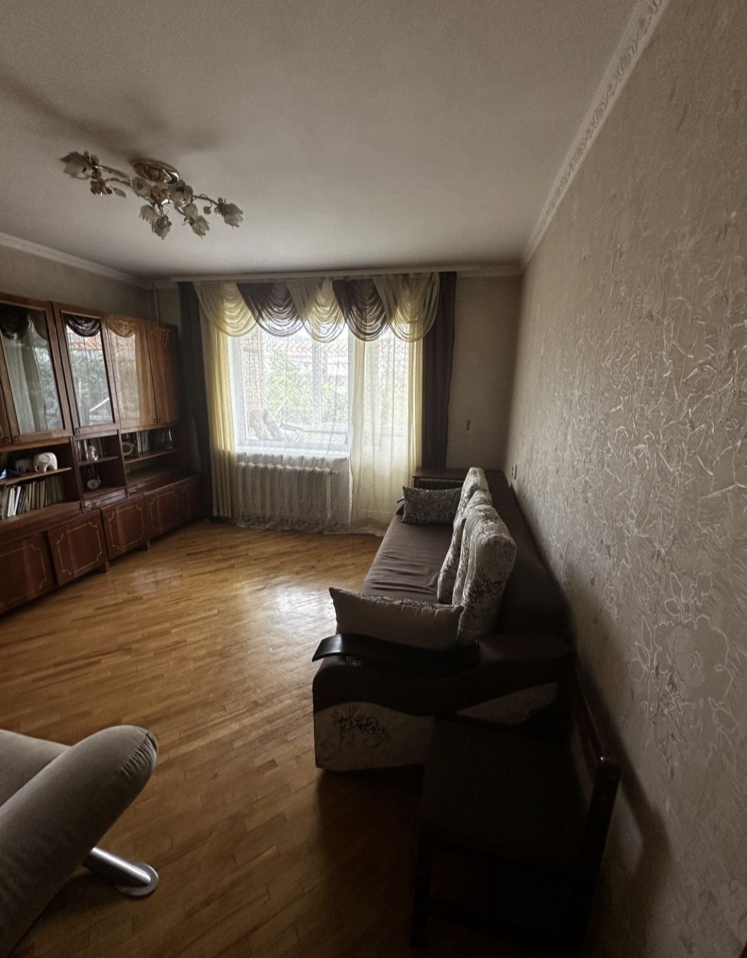 Three-room apartment in Rozvygovo area near School 13