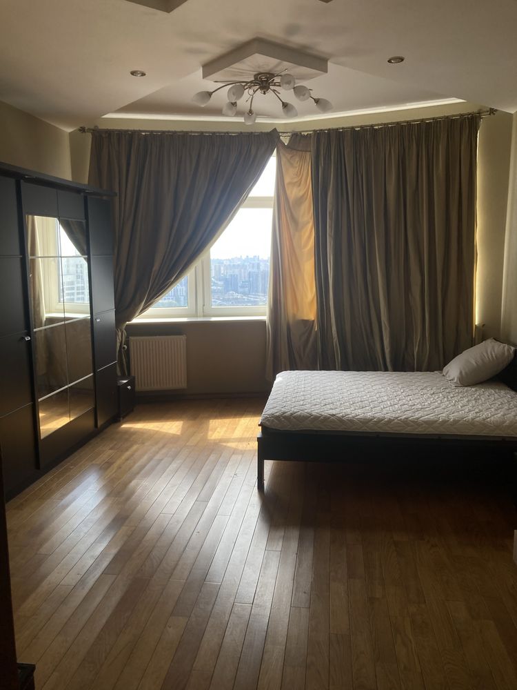 Spacious Apartment on Lesya Ukrainka Boulevard with City View