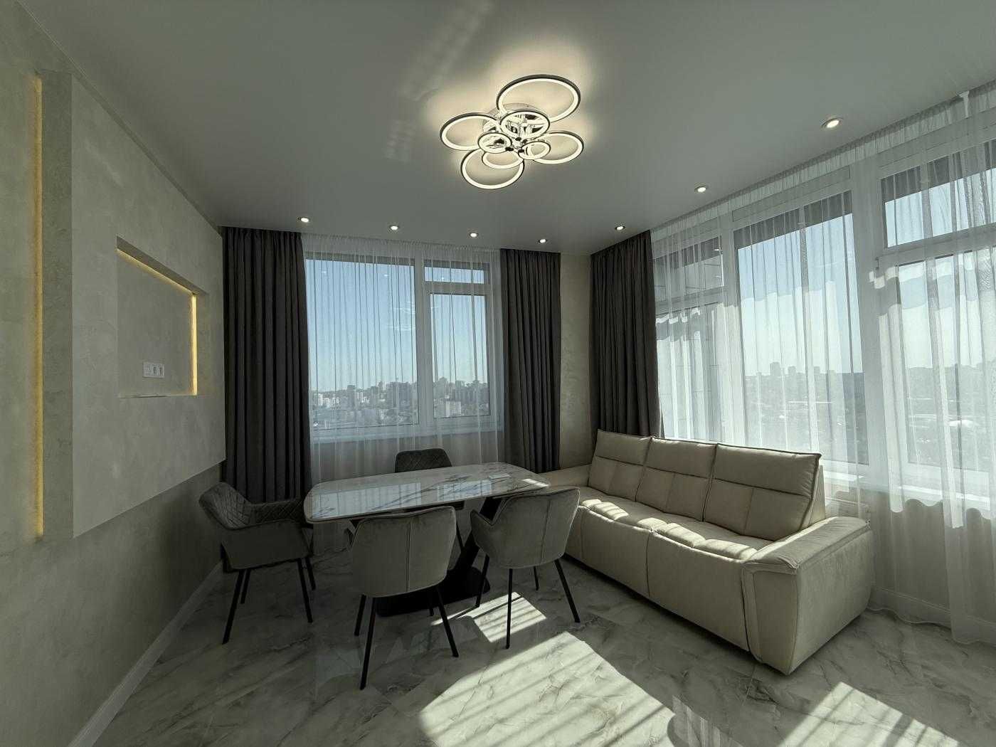 3-bedroom apartment in Manhattan City complex with designer renovation