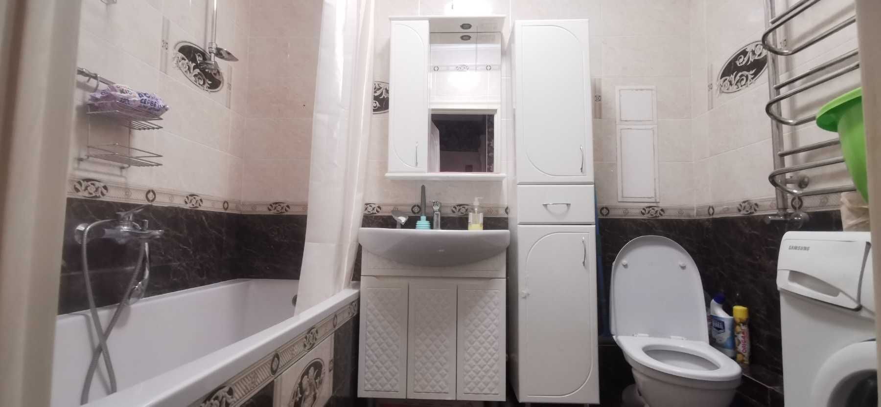 Қала көрінісі және заманауи ыңғайлылықтары бар 8-қабаттағы кең пәтер