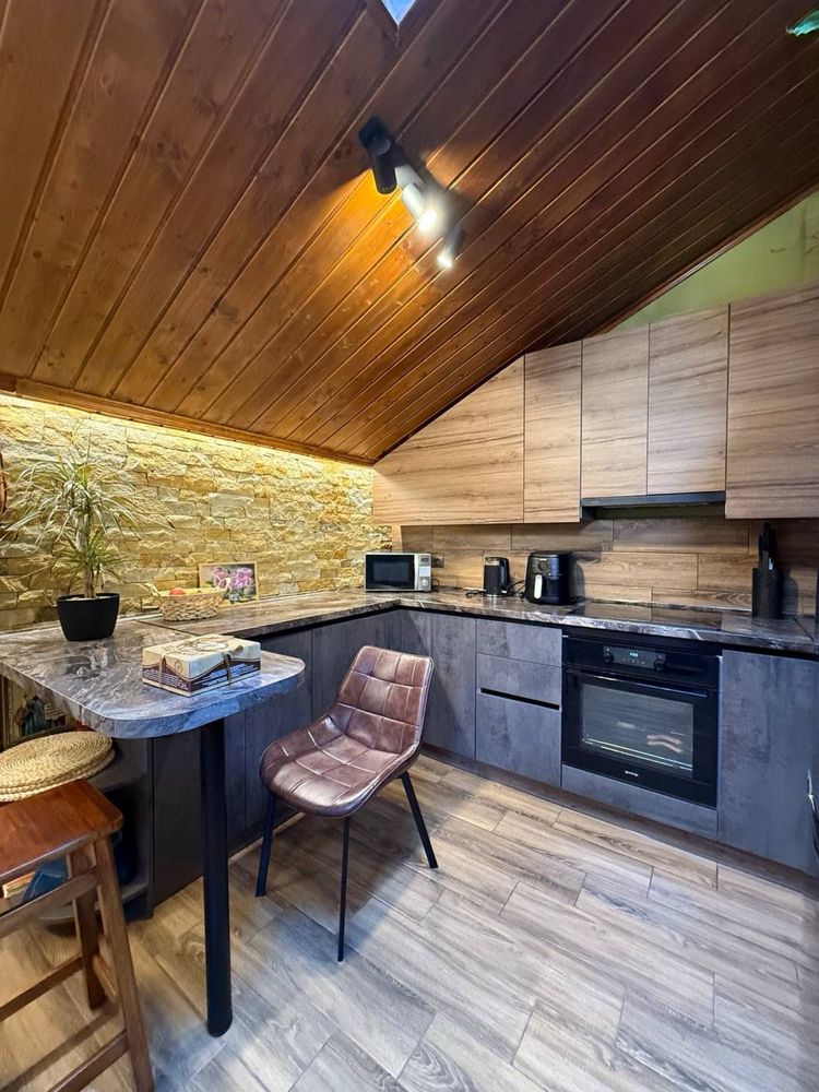 Stylish Attic Apartment with High Ceilings in University Complex