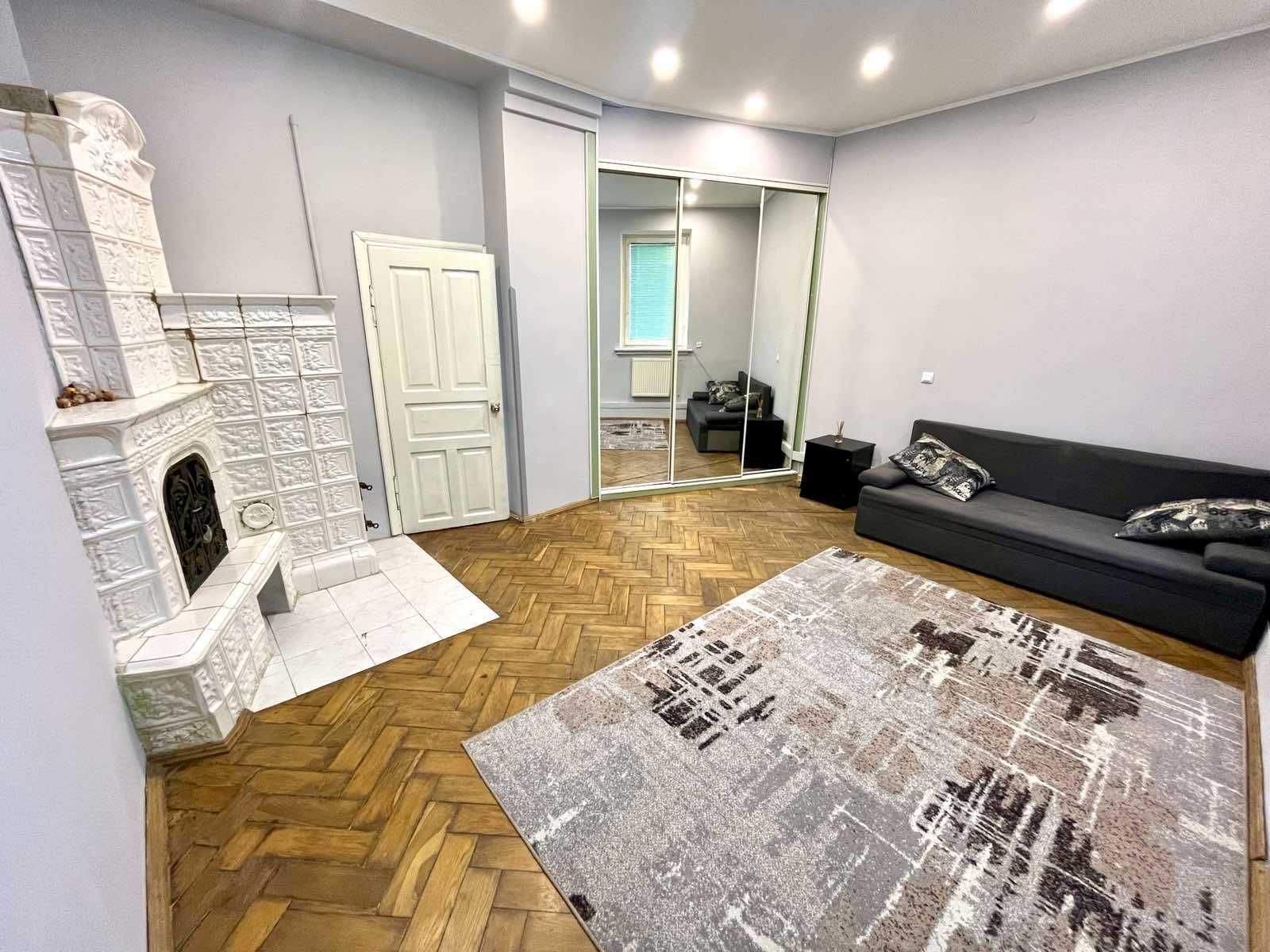 Modern 2-Bedroom Apartment with Fireplace Near Park