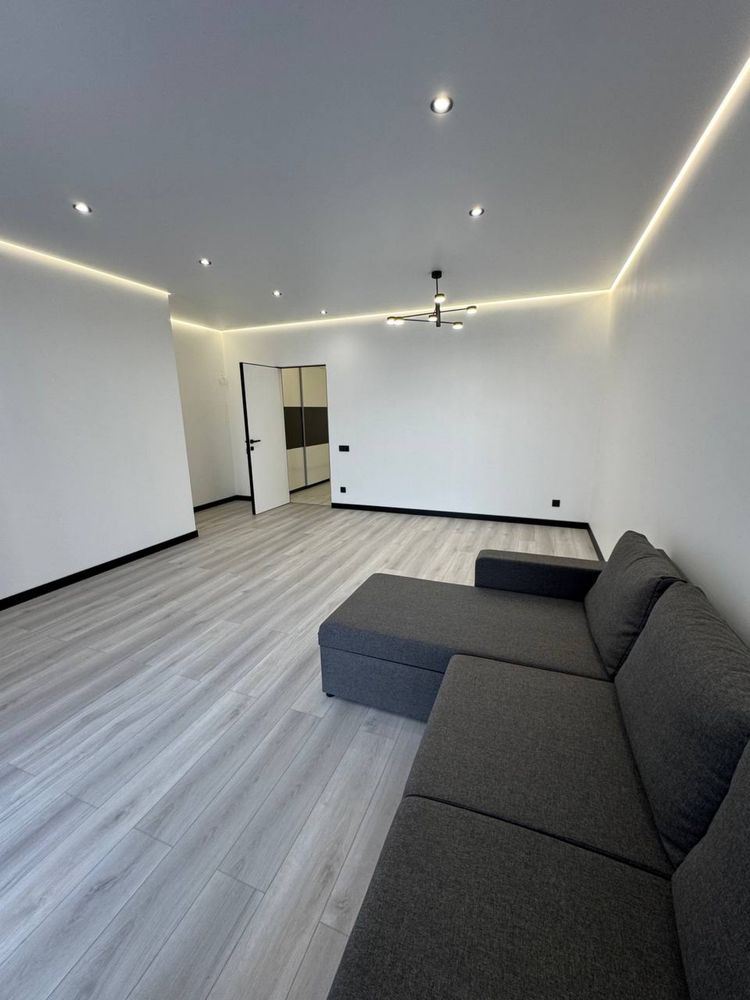 Modern 2-Bedroom Apartment with Designer Renovation