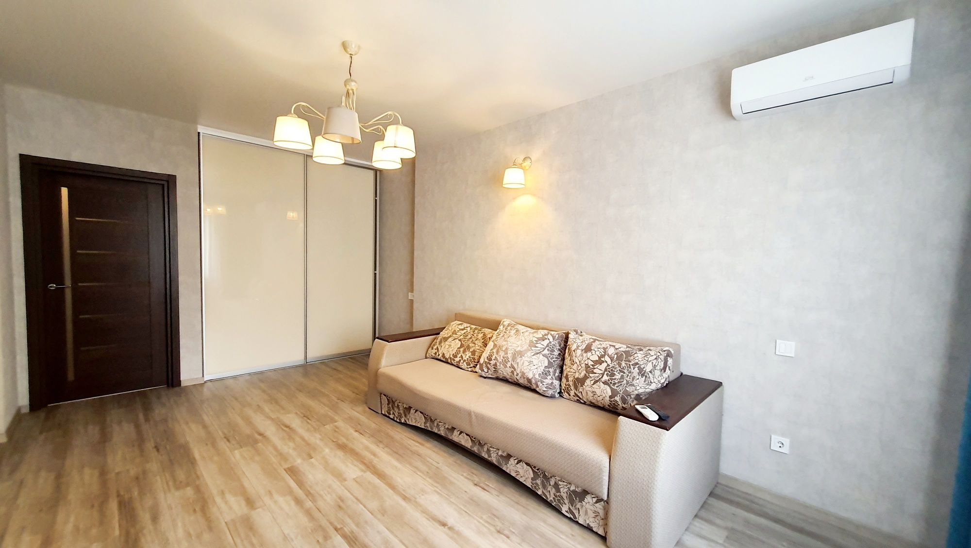 Spacious Apartment in Rainbow Complex with Yard and Parking