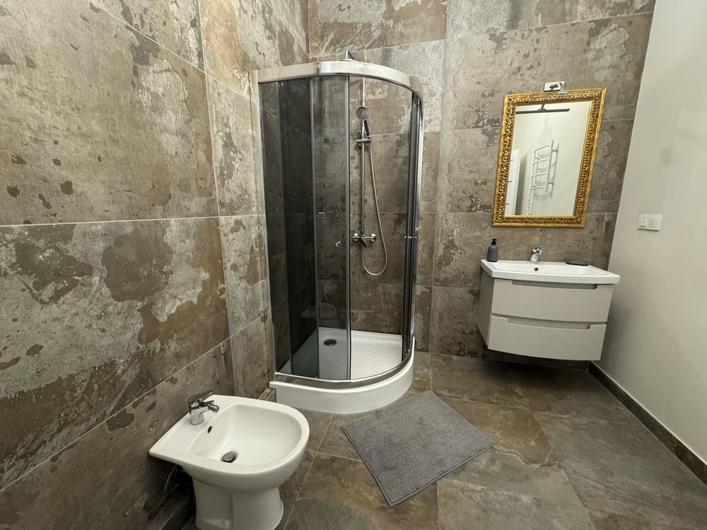 1-Bedroom Apartment with Designer Interior and Full Amenities