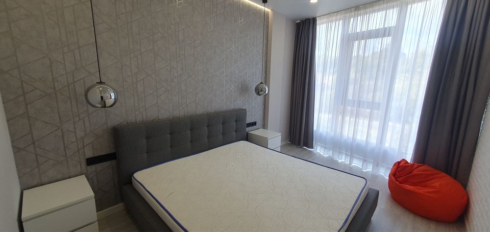 Luxury 3-Bedroom Apartment on Novoselskogo Street