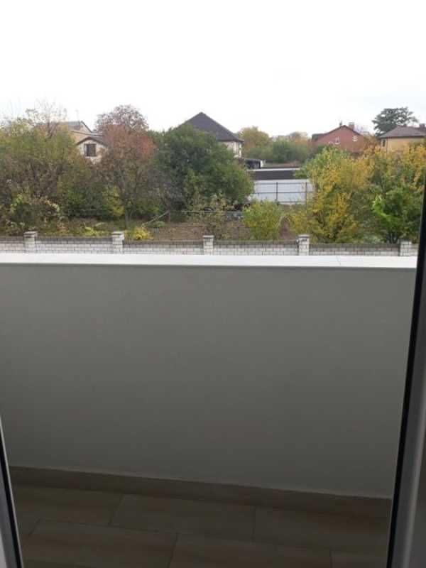 Large studio apartment with fresh renovation and full amenities
