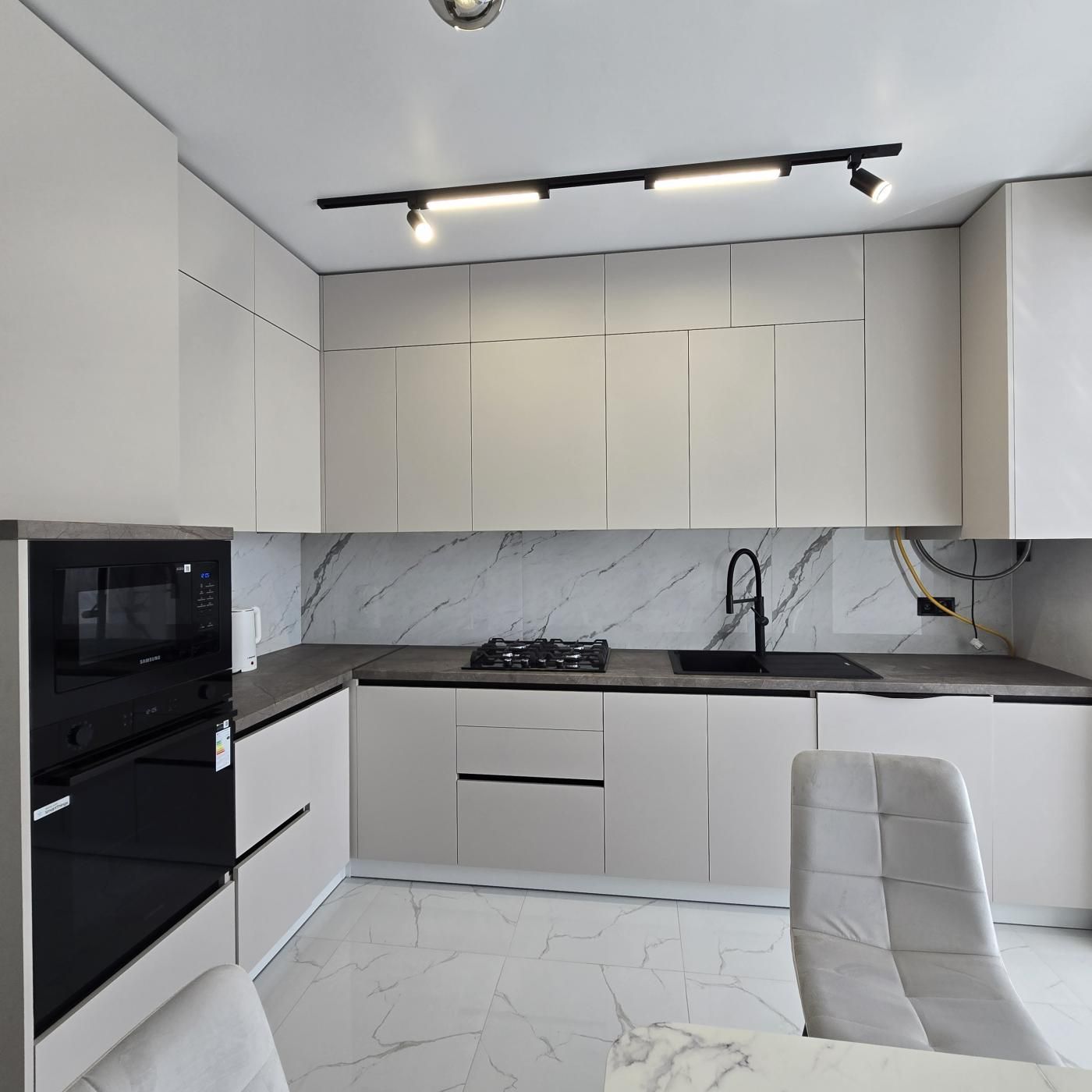 Stylish 2-Room Apartment Near City Lake with Modern Design