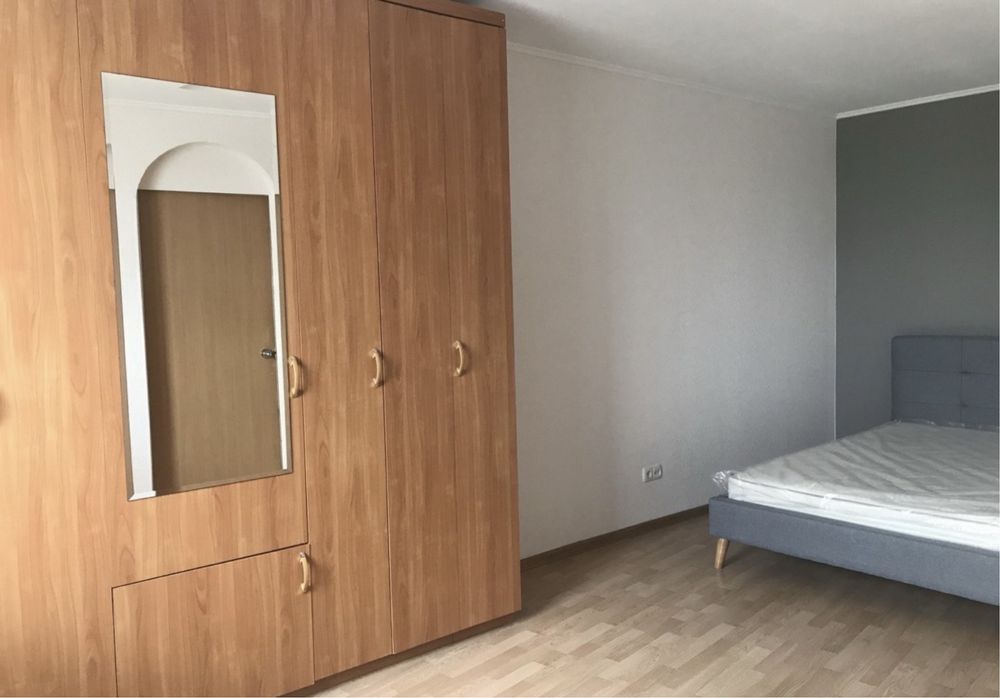 Modern 2-Bed Apartment Near Metro with New Renovations