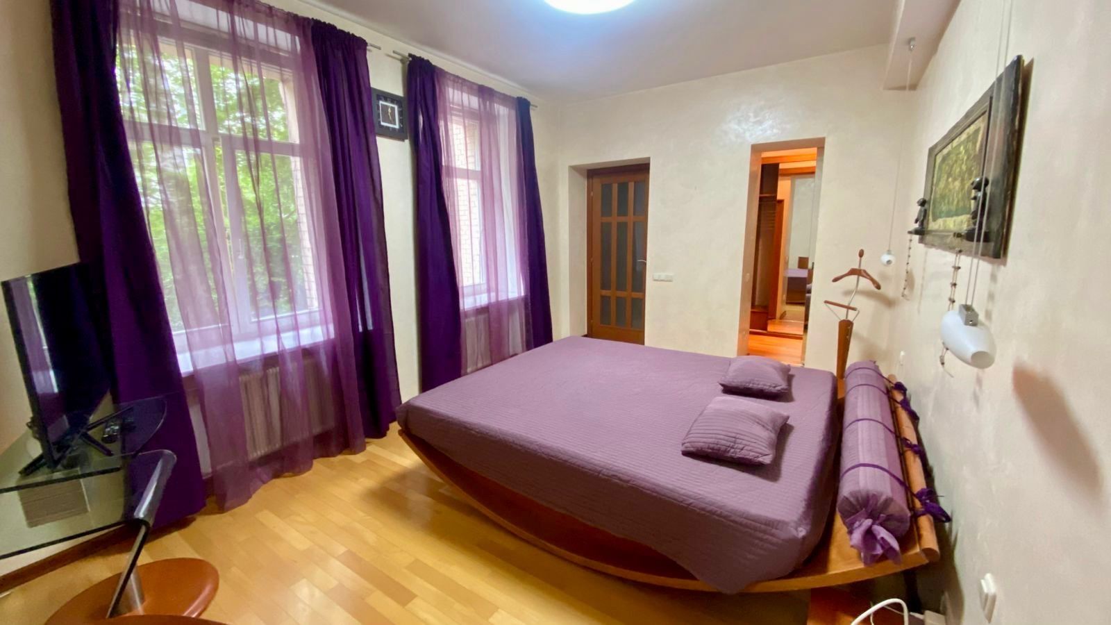 Spacious 3-room apartment in city center near Arsenalna metro