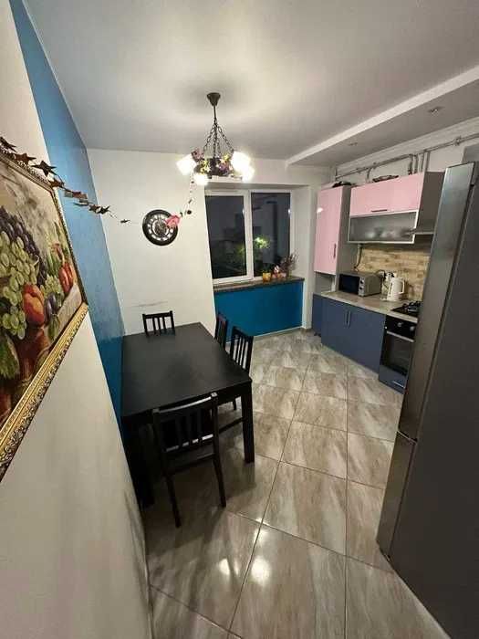 Riviera кешеніндегі 2 бөлмелі пәтер, қала орталығы, толық жабдықталған