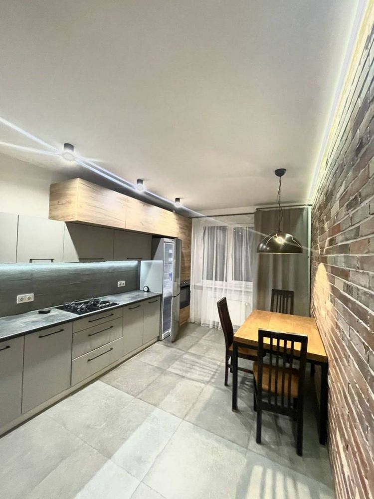 Spacious 1-bedroom apartment near Victoria Gardens with panoramic windows