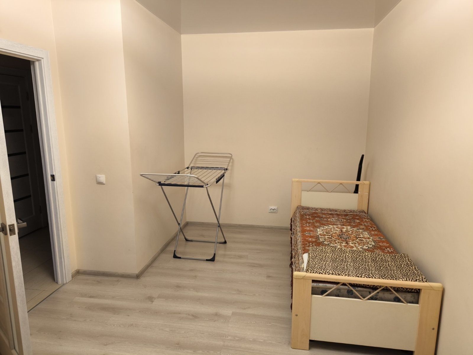 Modern 1-Bedroom Apartment with Castle View