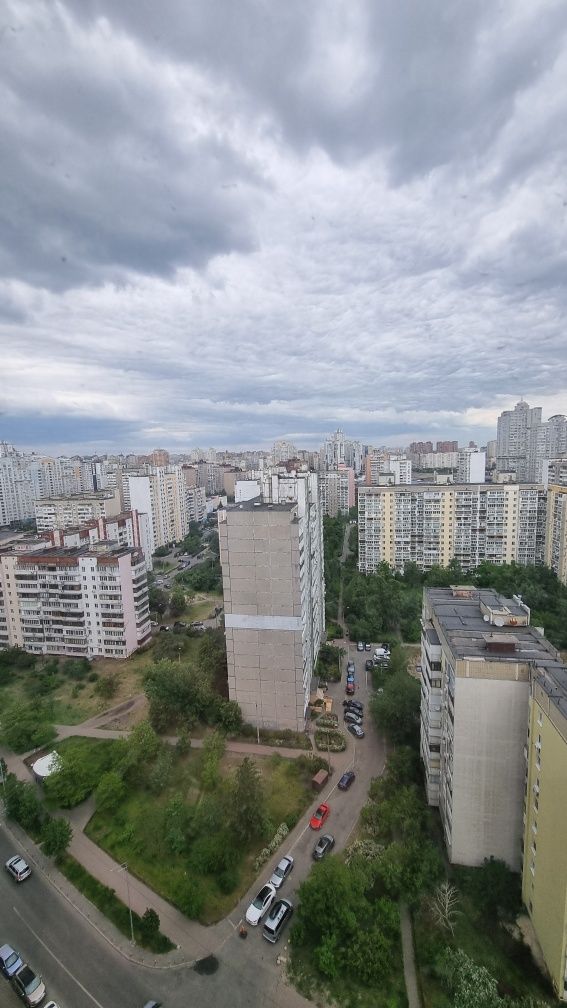 Позняки метросына жақын 3 бөлмелі пәтер, толық жабдықталған