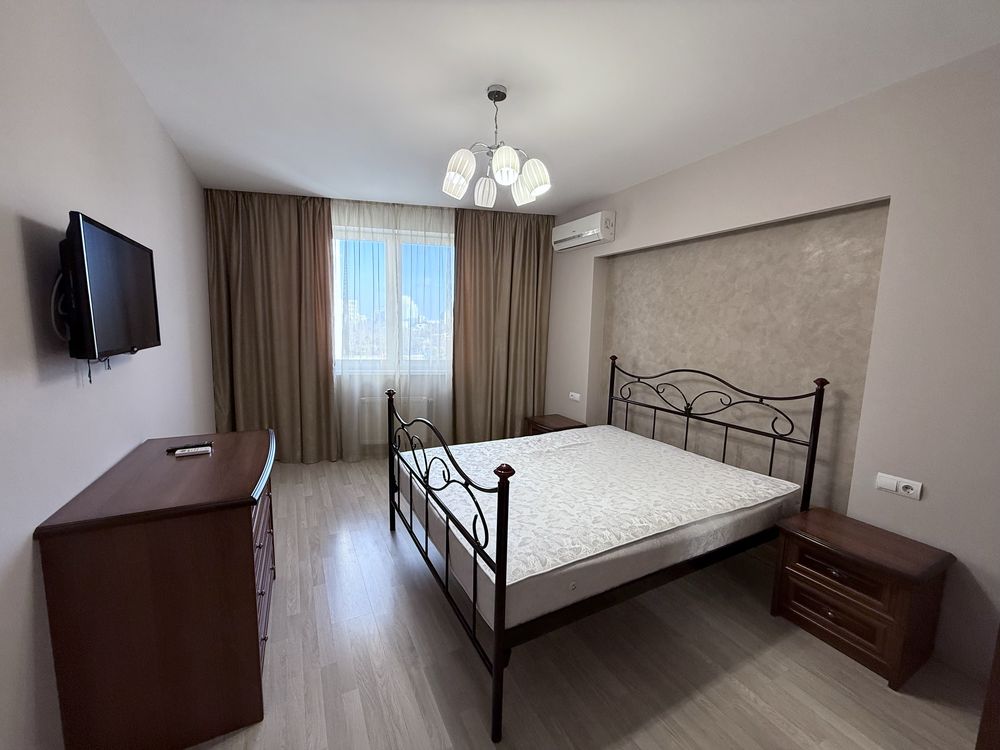 Modern 2-Bedroom Apartment Near Metro with Amenities