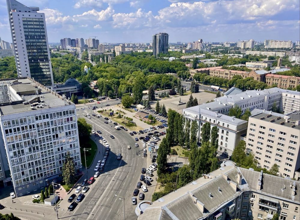 Панорамалық көрінісі бар стильді лофт-пәтер бизнес-класс