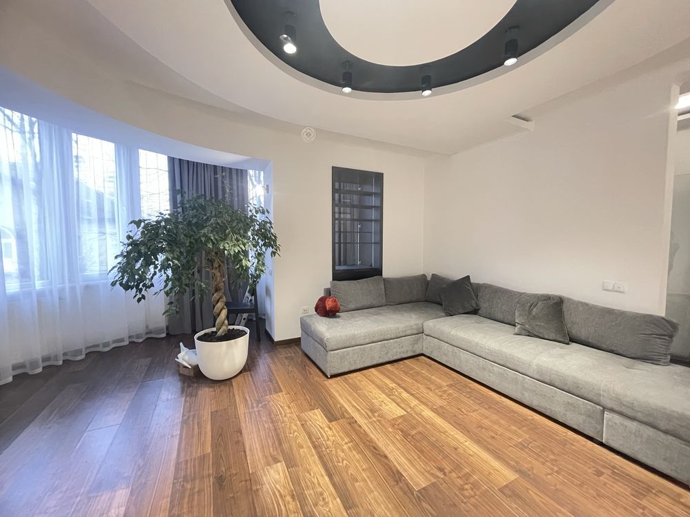 Spacious Modern Apartment Near Park with Projector