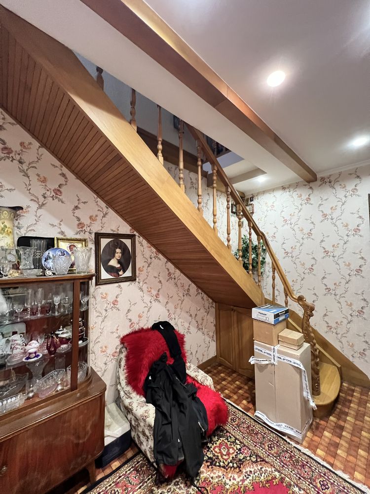 2-Level House with Separate Entrance and Parking