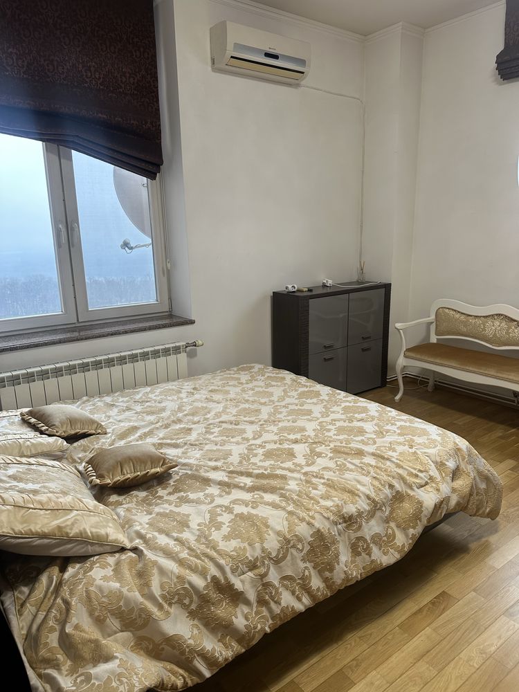 Spacious 4-room apartment with panoramic Dnipro view in Pechersk district