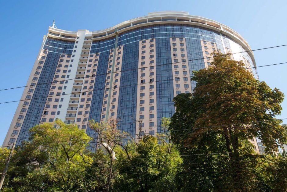 Furnished 1-Bedroom Apartment in 36 Pearl Complex, Arkadia