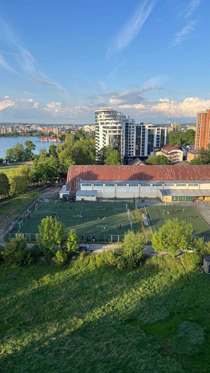 Gydropark Deluxe кешеніндегі қала көліне қараған әдемі кең пәтер