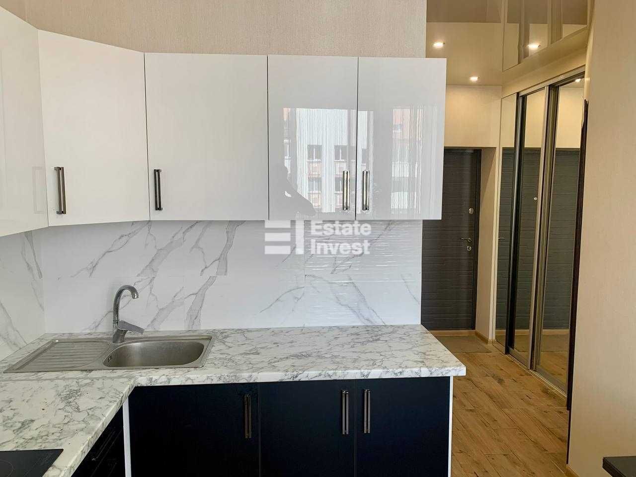 1-Room Apartment near Metro with Balcony and Modern Renovation
